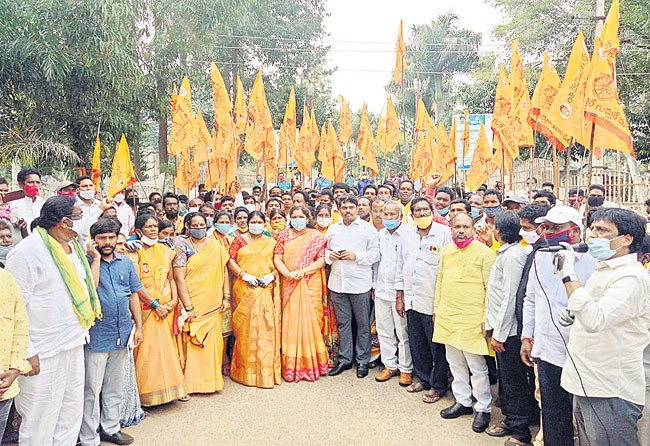 గిరిజనుల్ని ఇబ్బంది పెట్టడం సీఎంకు తగదు