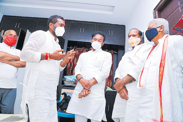 బీజేపీ నేతలపై పోలీసులతో దాడులా?