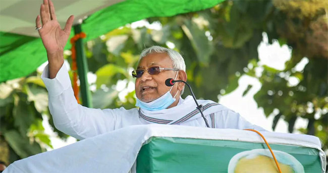 ఎన్నికల ర్యాలీలో నితీష్పైకి చెప్పులు విసిరన నిరసనకారులు