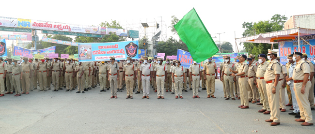 ప్రజలు, పోలీసులూ సమానమే