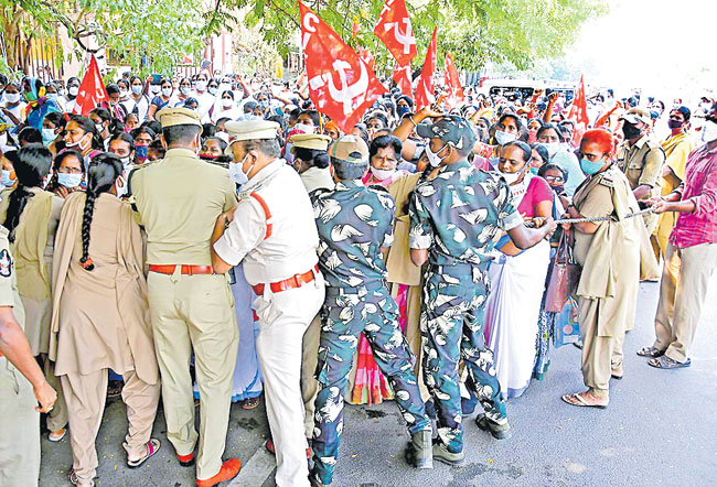 ఆశా వర్కర్ల ధర్నాలో ఉద్రిక్తత