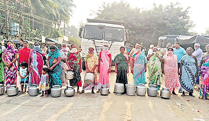 నీటి సమస్యపై మహిళల నిరసన