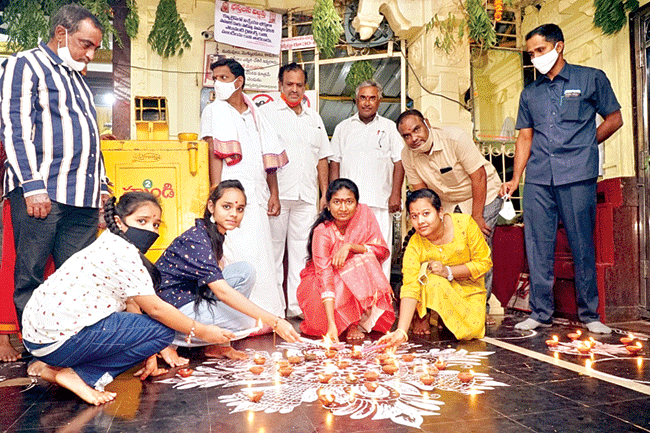 తల్లిదండ్రుల పర్యవేక్షణ తప్పనిసరి : ఎస్పీ