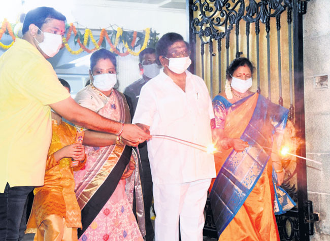 శిద్దా, బూచేపల్లి నివాసాల్లో ఘనంగా దీపావళి