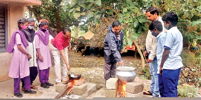 విద్యార్థుల కోసం వంటలు చేసి..