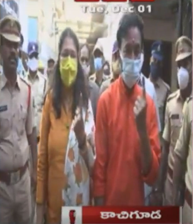 కాచిగూడలో ఓటేసిన కిషన్రెడ్డి దంపతులు
