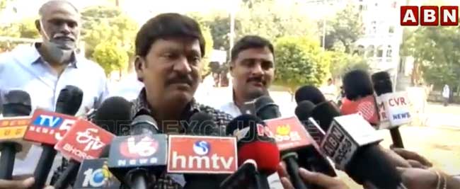 అరకు నుంచి వచ్చి ఓటు వేసా..: రాజేంద్రప్రసాద్