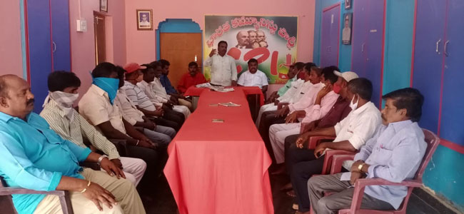 ‘రైతులపై ఆయుధాలు ప్రయోగించడం సిగ్గు చేటు’