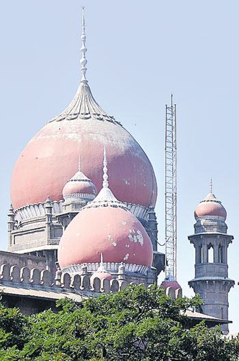 రాష్ట్రంలో అర్హులైన మహిళలే లేరా?
