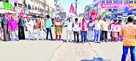 రైతుల పోరాటానికి మద్దతుగా రాస్తారోకో