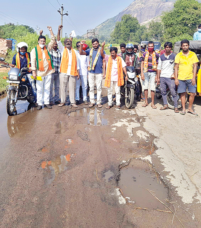 రహదారుల దుస్థితిపై బీజేపీ నిరసన