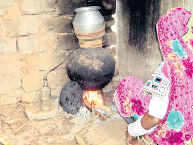 పల్లెల్లో మళ్లీ గుడుంబా రక్కసి