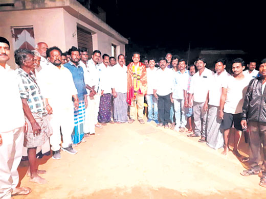 రాష్ట్ర ప్రభుత్వ వైఖరిని ఎండగట్టండి