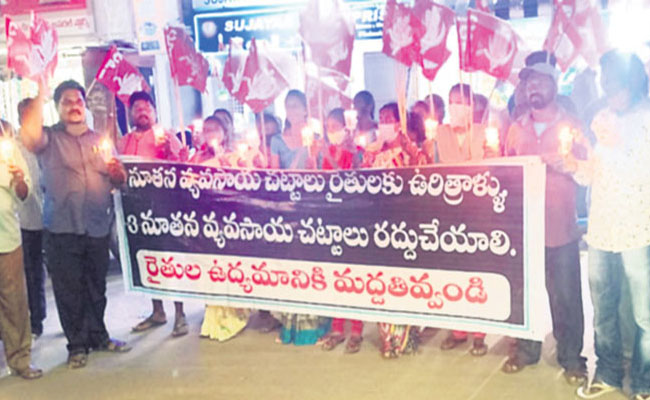 రైతులకు సంఘీభావంగా కొవ్వొత్తుల ప్రదర్శన
