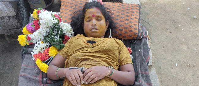 అనుమానాస్పద స్థితిలో వివాహిత మృతి