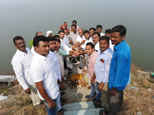 స్వర్ణ ప్రాజెక్టు కాలువ ద్వారా నీరు విడుదల