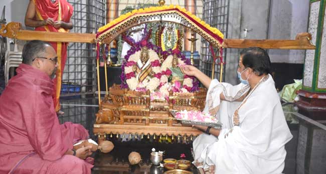 వైభవంగా పల్లకి సేవ