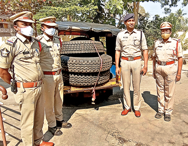 లారీ టైర్లు దొంగిలించిన వ్యక్తి అరెస్టు