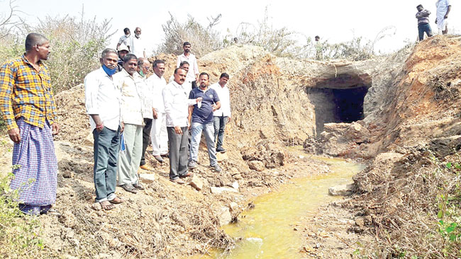 నల్ల చెరువు గండికి మరమ్మతులు ప్రారంభం