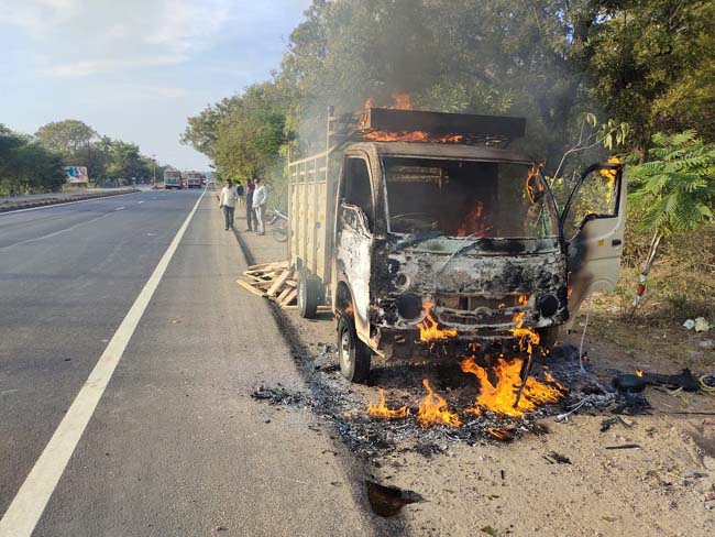 షార్ట్‌ సర్క్యూట్‌తో ట్రాలీ ఆటో దగ్ధం