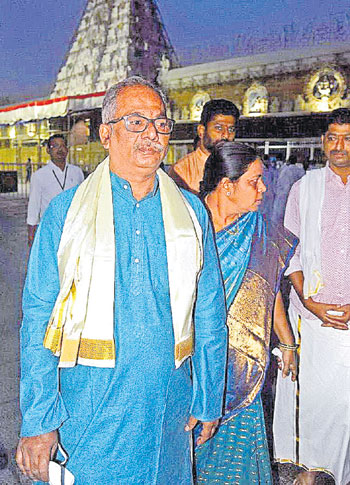 Sure Reddy శ్రీవారి సేవలో జస్టిస్ సురేశ్రెడ్డి | Justice Suresh Reddy in the ...