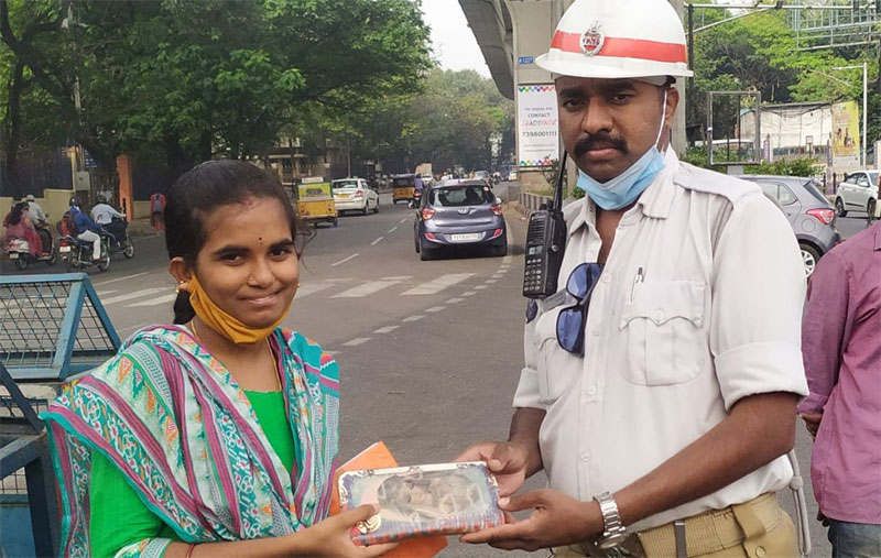 దొరికిన పర్సును మహిళకు తిరిగిచ్చిన హోంగార్డు