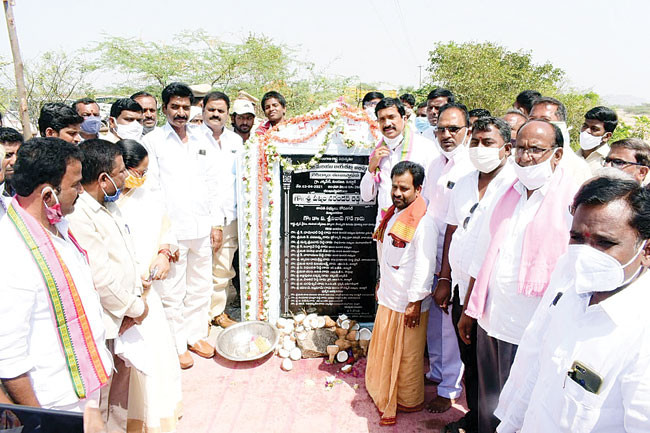 చెక్‌డ్యాంల నిర్మాణానికి ఎమ్మెల్యే శంకుస్థాపన