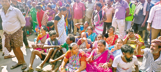 న్యాయం చేయాలంటూ నిరసన