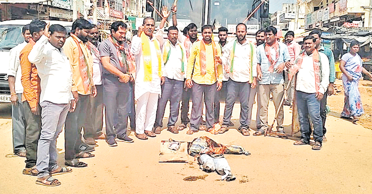 కేసీఆర్‌ ఫాంహౌస్‌ కుట్రలు చేస్తుండు