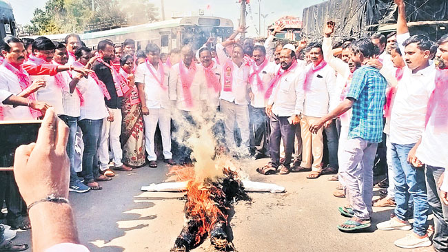  భగ్గుమన్న టీఆర్‌ఎస్‌ శ్రేణులు