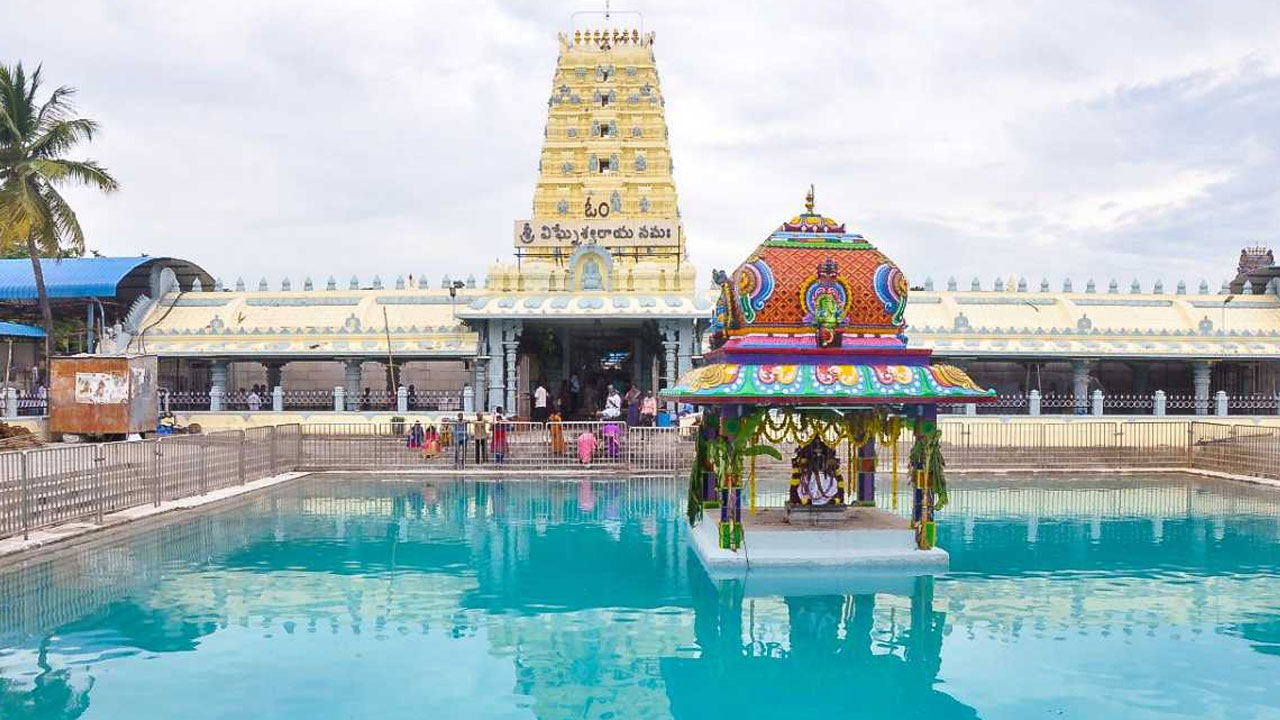 Vinayaka Temple: కాణిపాకంలో మంత్రి పట్టువస్త్రాల సమర్పణ.. భక్తుల ఇక్కట్లు
