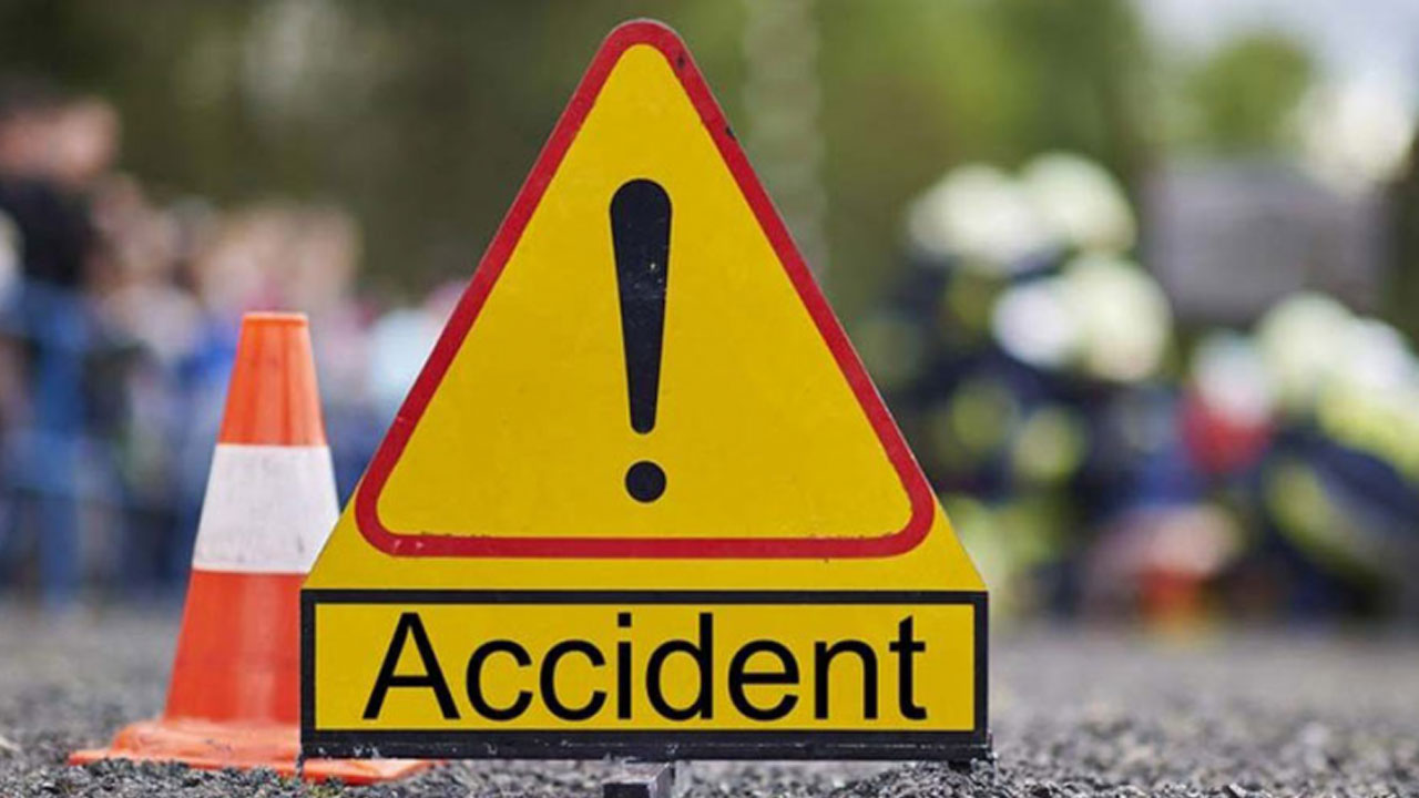 Road Accident: ఆగివున్న డీసీఎంను ఢీకొన్న కారు.. ఇద్దరు మృతి