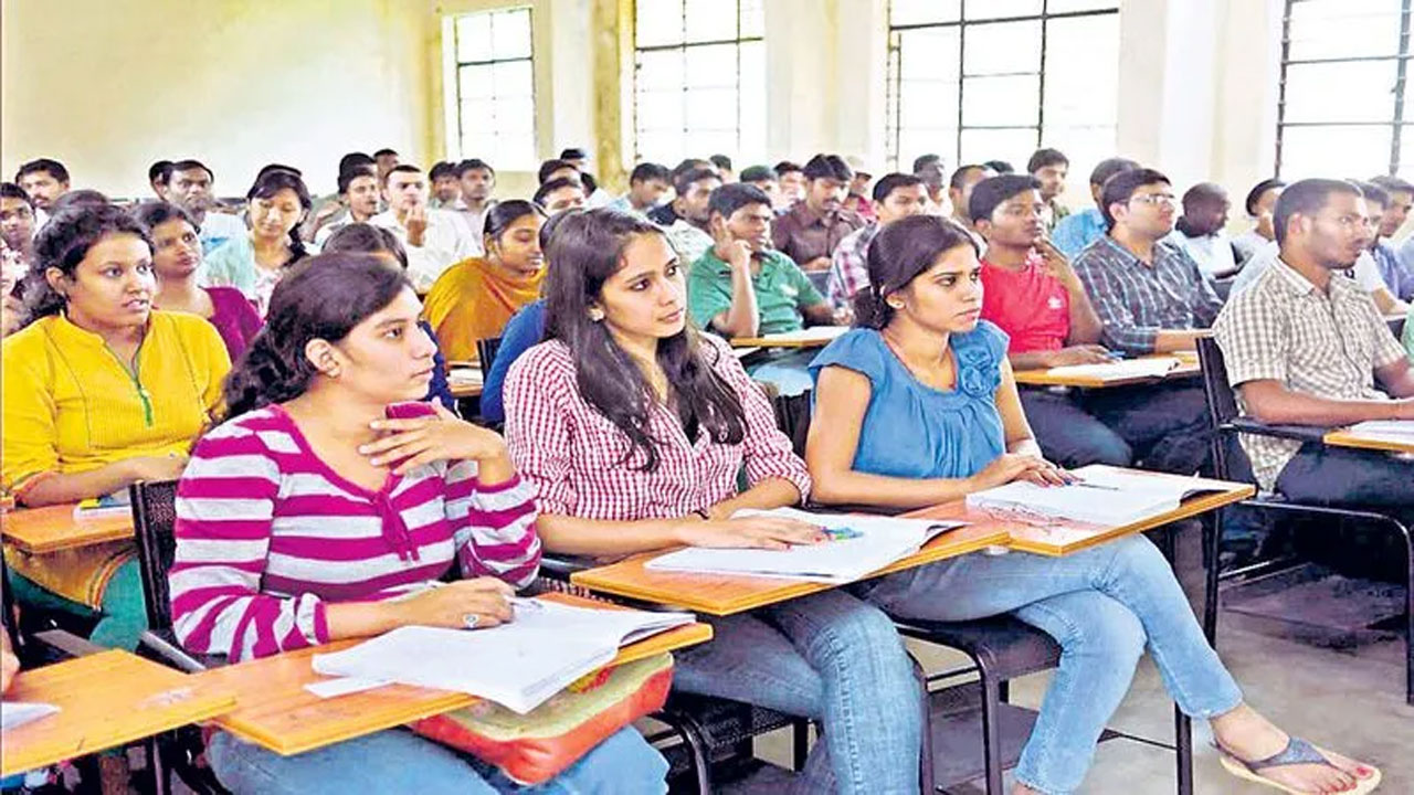 Engineering సీట్లున్నాయి.. విద్యార్థులే లేరు! There is a huge