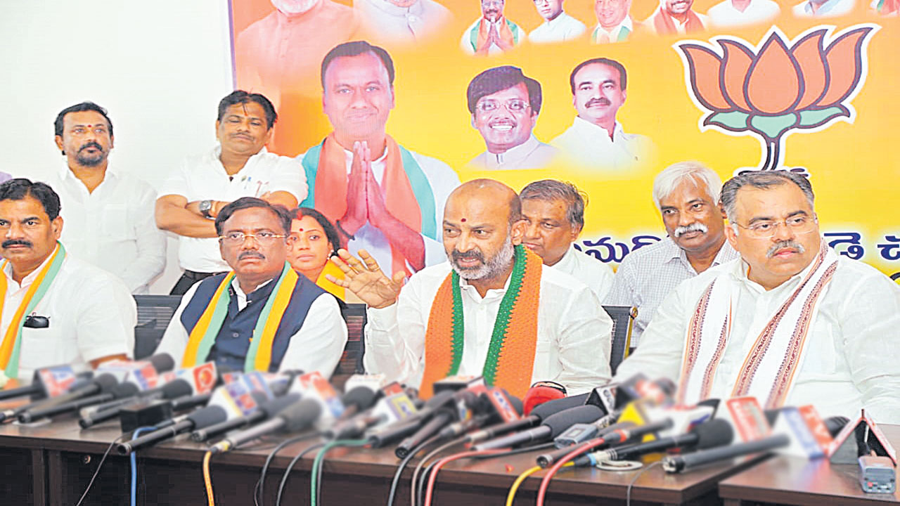 BJP state president Bandi Sanjay : అయ్యా, కొడుకుల నోటిని ఫినాయిల్‌తో సంప్రోక్షణ చేయాలి