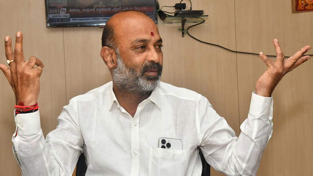 Munugode By Election: కేసీఆర్‌ కాన్వాయ్‌లో మునుగోడుకు డబ్బు సంచులు: బండి సంజయ్‌