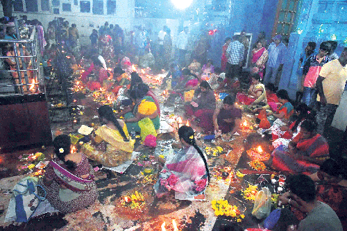 భక్తిశ్రద్ధలతో కార్తీక తొలి సోమవారం పూజలు | Pujas on the first Monday ...