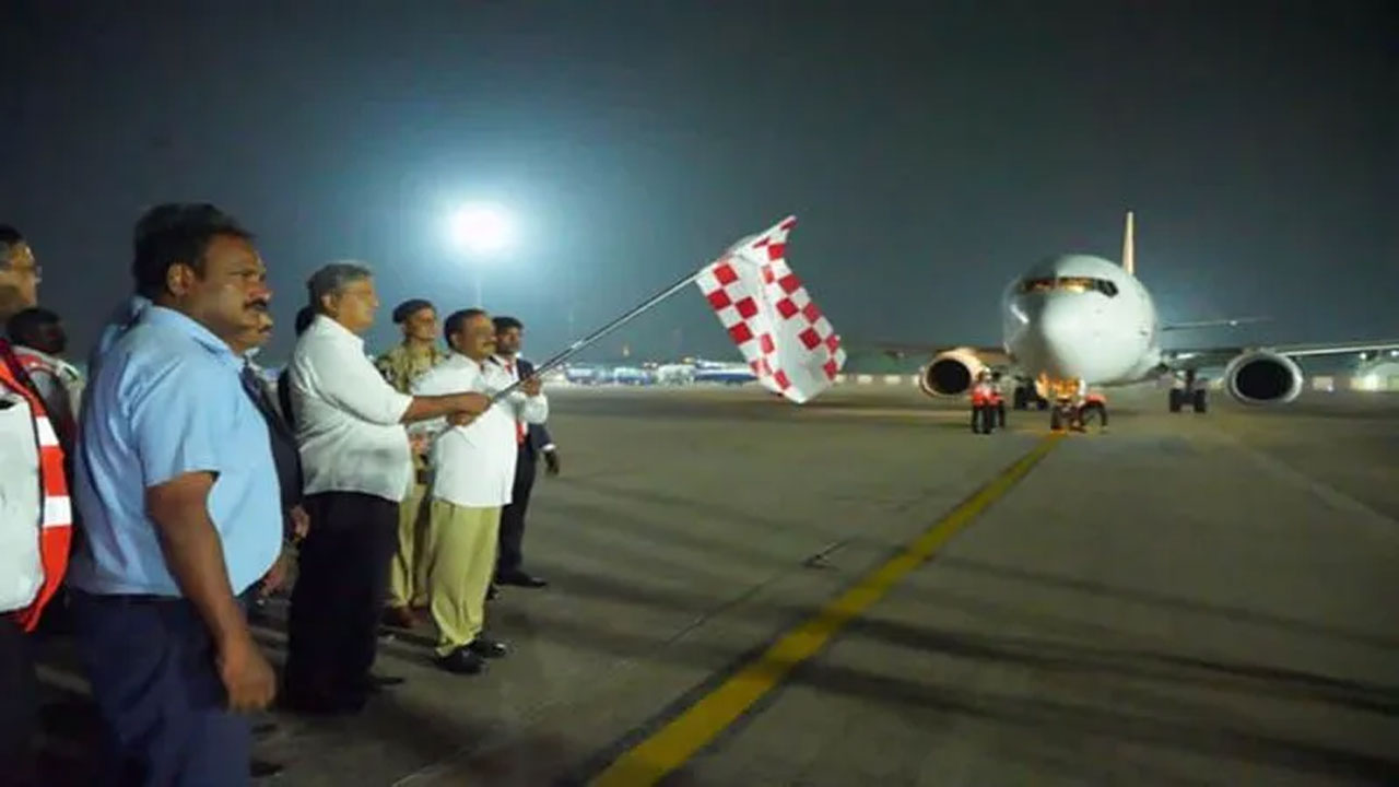 Flight Service: షార్జాకు విమాన సర్వీస్.. 122 మందితో వెళ్లిన తొలి విమానం