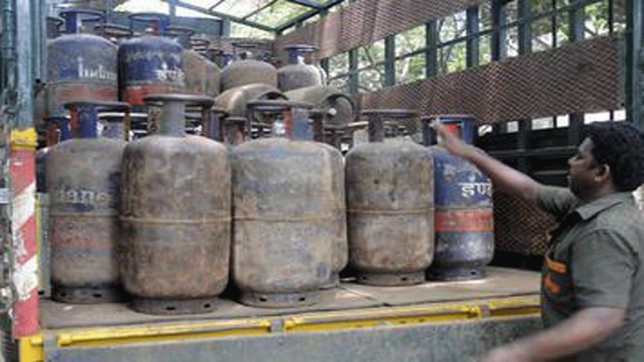 Commercial LPG cylinder : తగ్గిన కమర్షియల్ ఎల్పీజీ సిలిండర్ ధర 