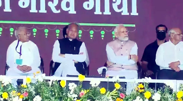 Rajasthan ఒకే వేదికను పంచుకున్న మోదీ గెహ్లాట్ Pm Modi Ashok Gehlot Share Stage In Rajasthan