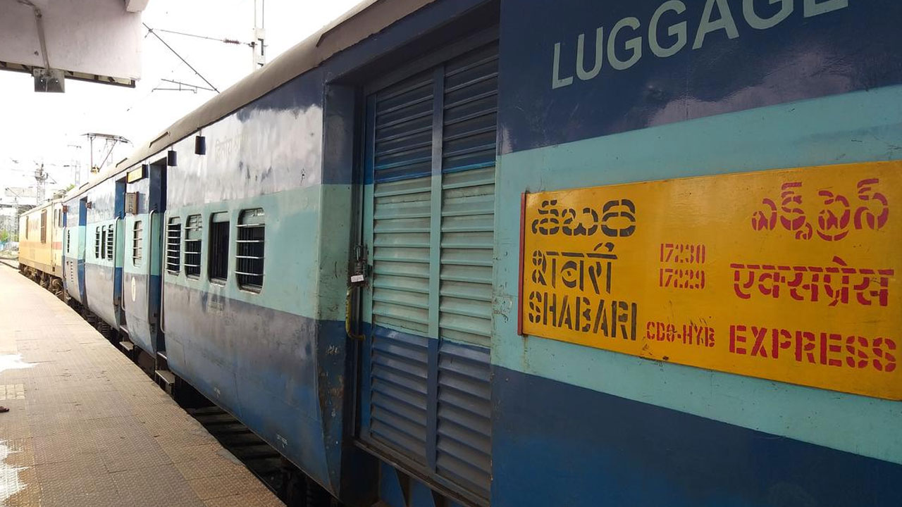 AP News: శబరి ఎక్స్‌ప్రెస్‌కు తప్పిన ముప్పు