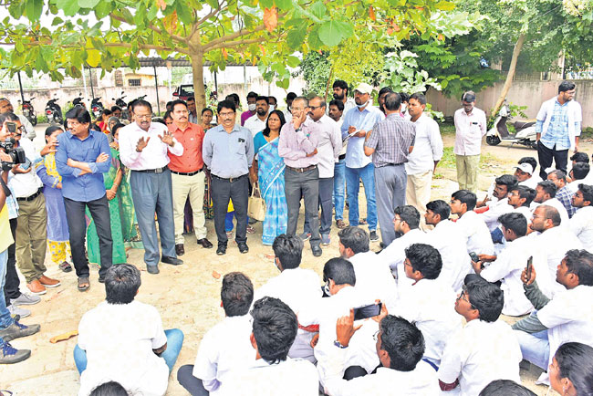 శాంతించిన ఆయుర్వేద వైద్య విద్యార్థులు