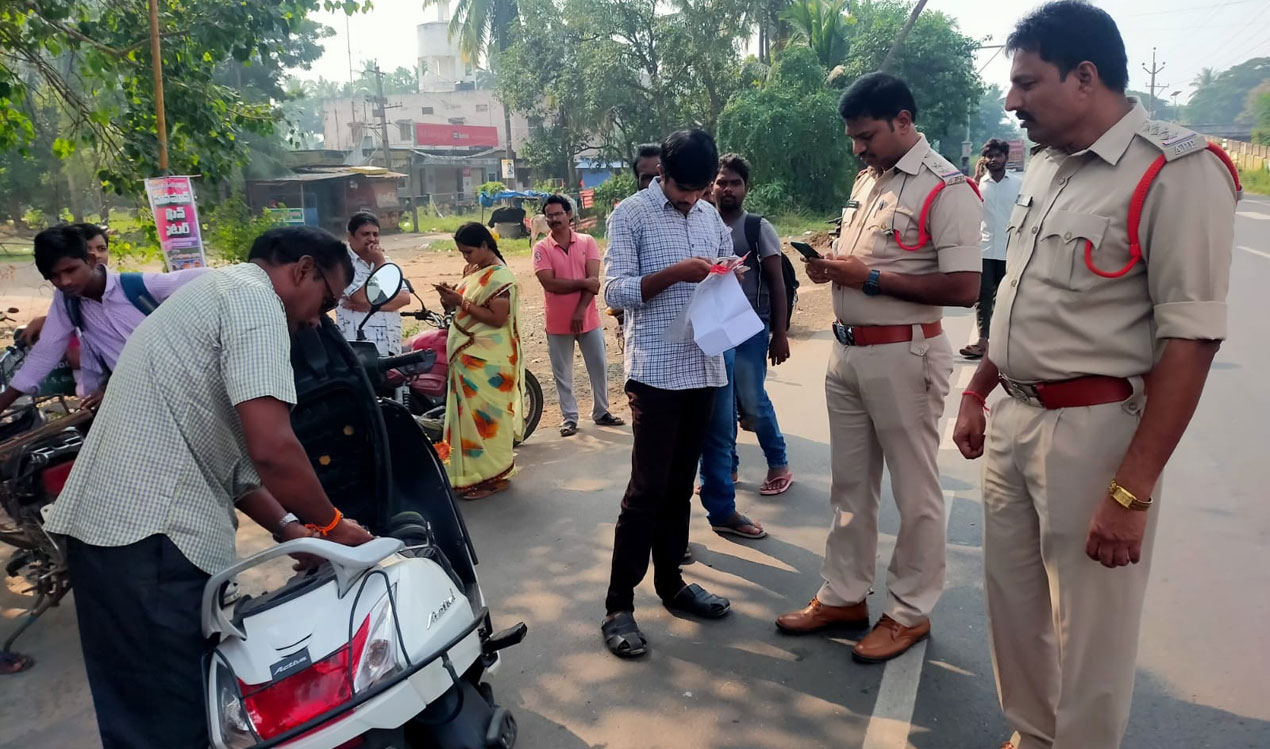 వాహనదారులను తనిఖీ చేసిన పోలీసులు | police checking for vehicle license