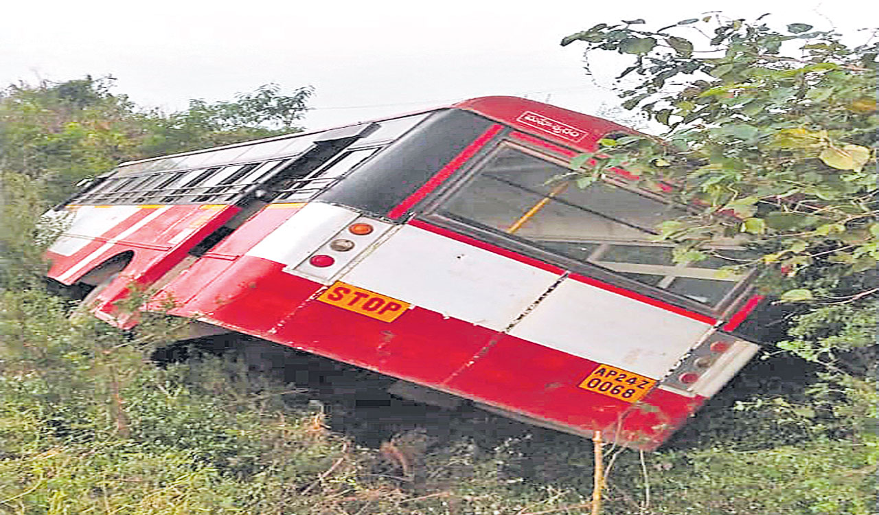 తృటిలో తప్పిన బస్సు ప్రమాదం