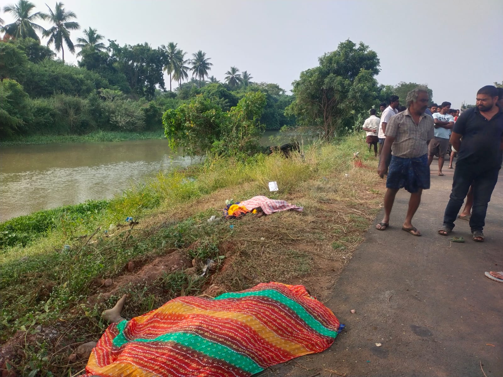  లారీ ఢీకొని ఇద్దరు మృతి