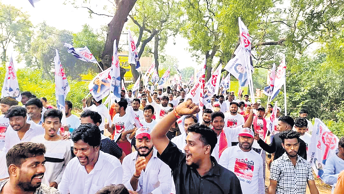 ప్రాణాలు పోతున్నా రోడ్డు వేయరా.. !