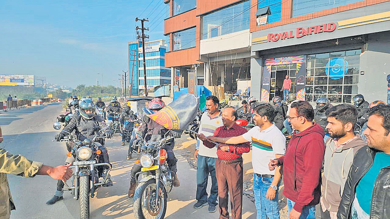 గోవాకు బయల్దేరిన బైక్ రైడర్లు