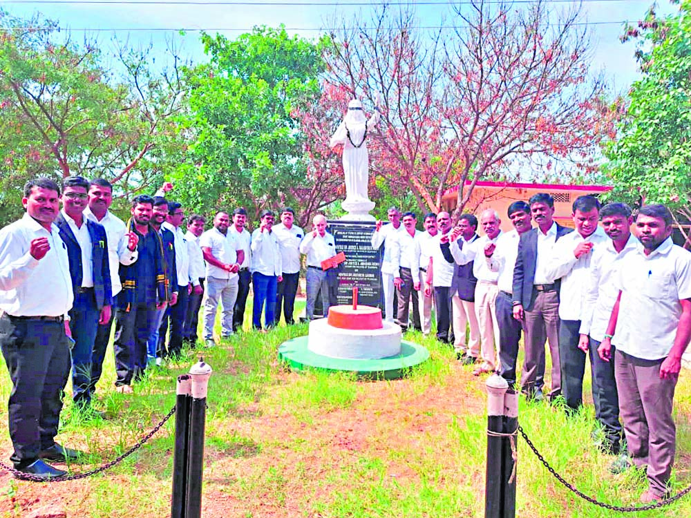 జడ్జి అభిషేక్‌రెడ్డి బదిలీని రద్దు చేయాలి