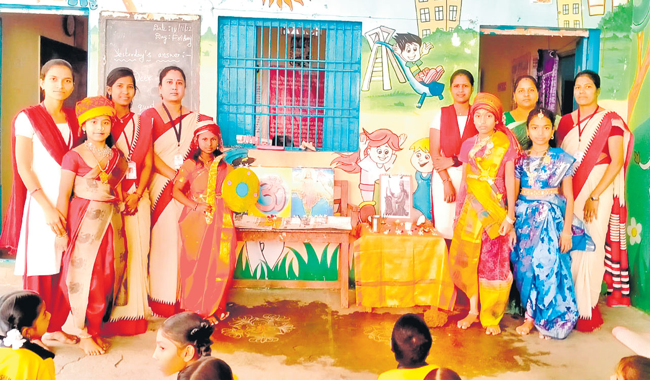 ఝాన్సీ లక్ష్మీబాయిని ఆదర్శంగా తీసుకోవాలి