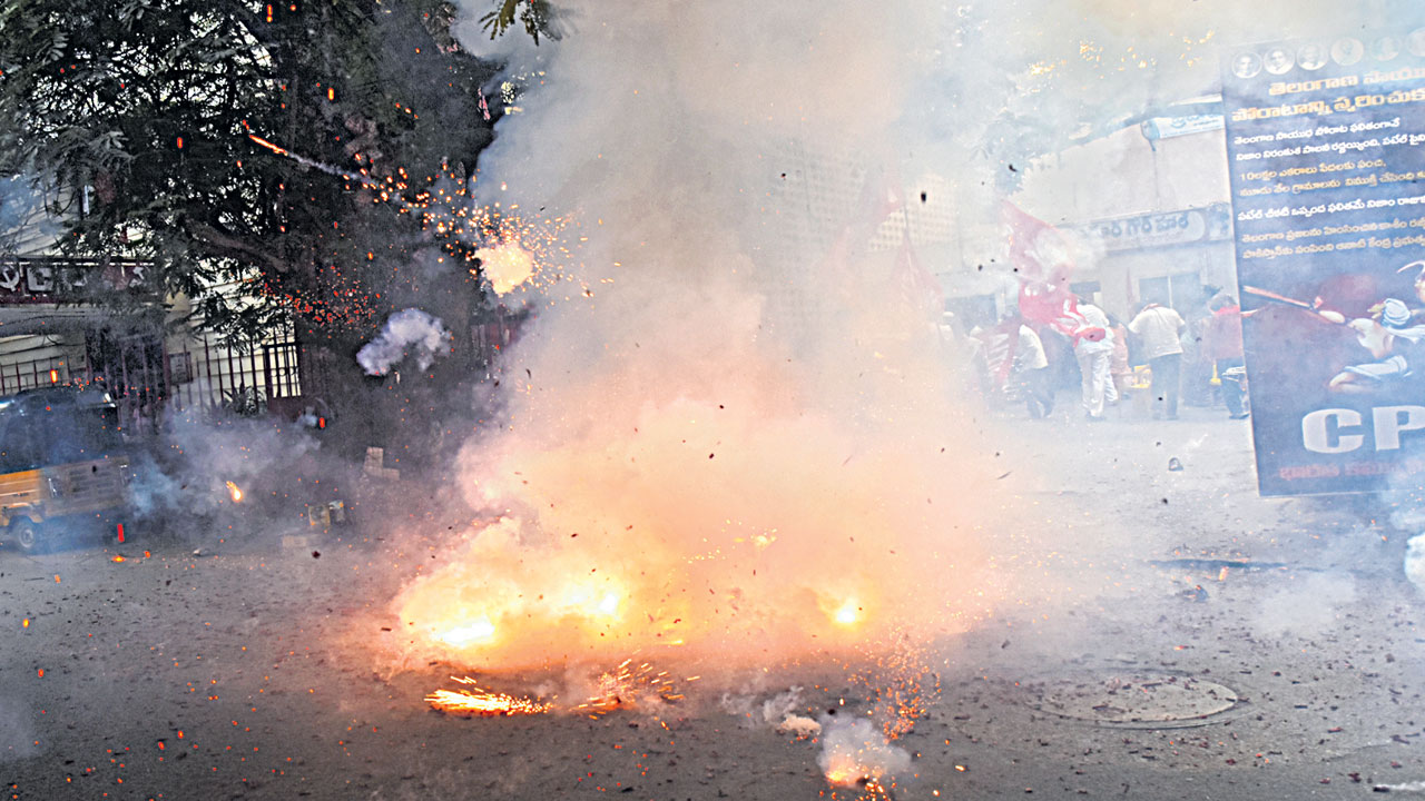 CPM :వికసించిన ఎర్రగులాబీ