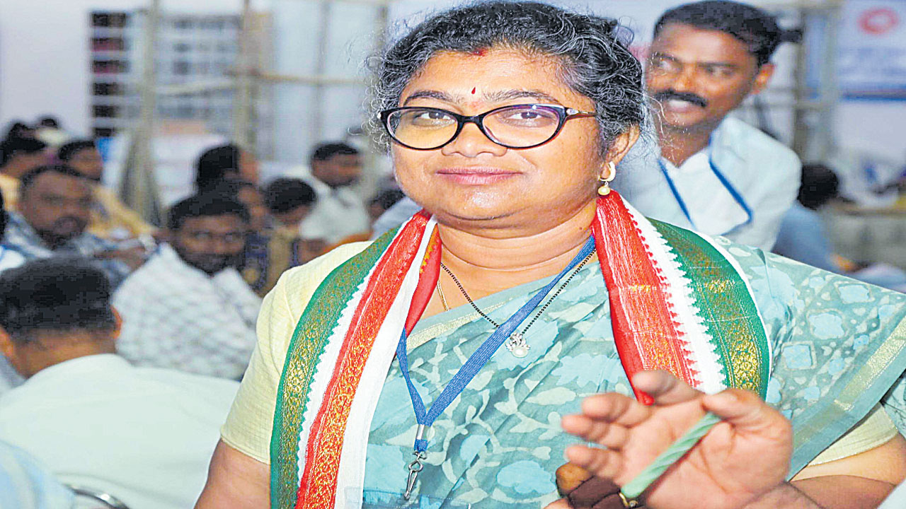 Sravanti : గెలుపోటములకు అందరూ బాధ్యులే 